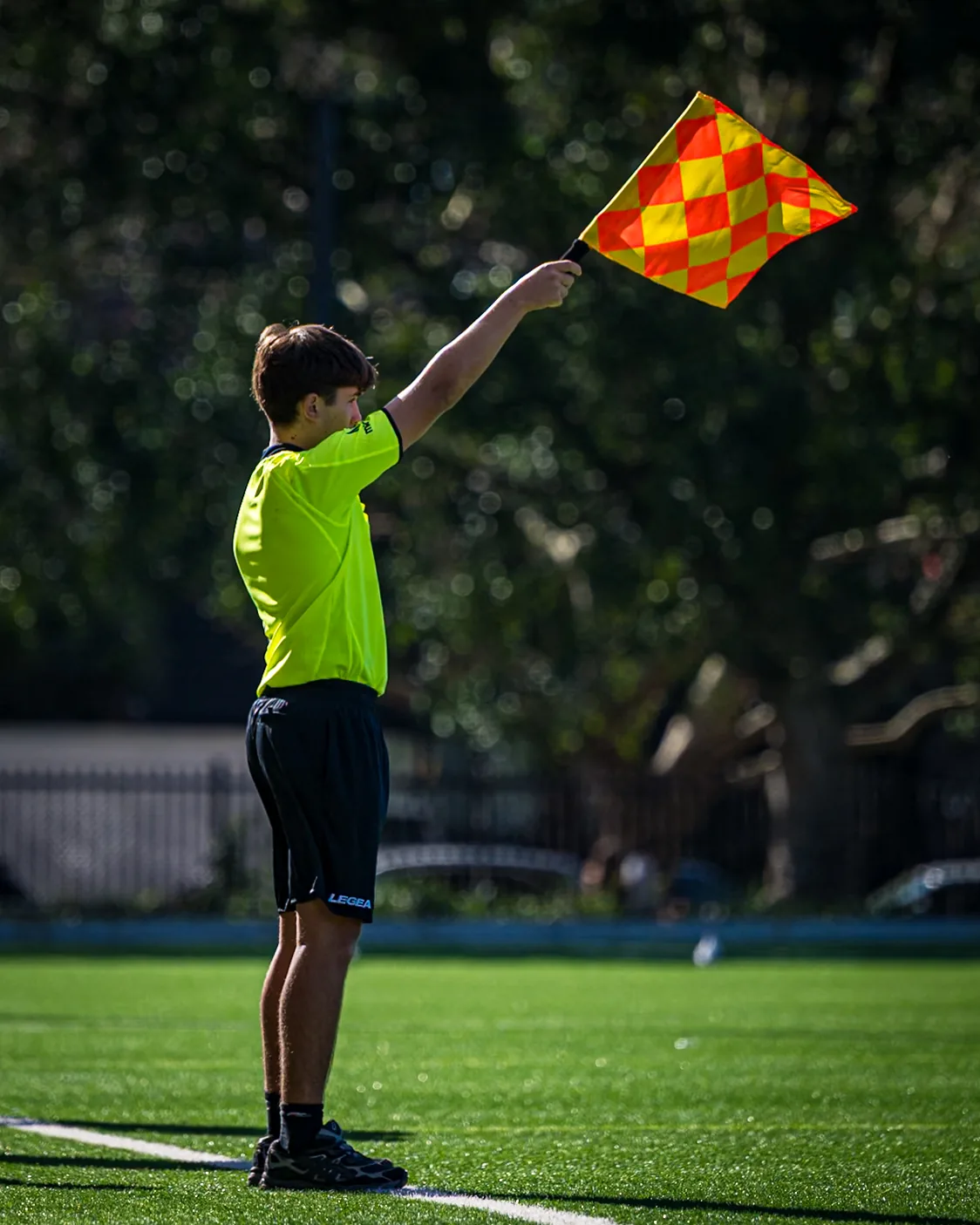 Árbitro asistente con bandera en un partido ESFA Winter 2026, Sydney