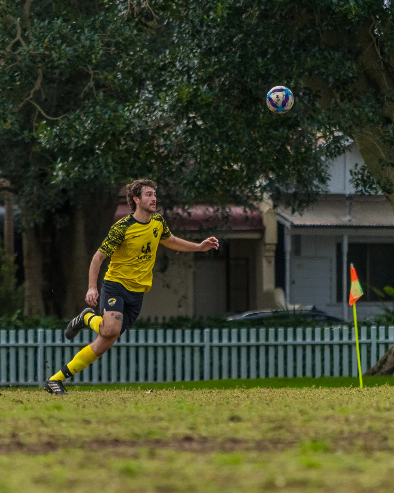 Jugador de fútbol en plena jugada en Heffron Park