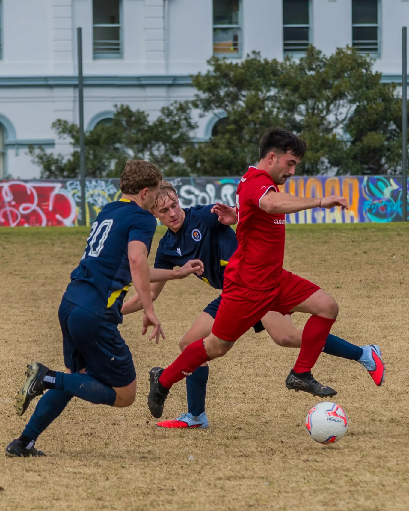 Jugada de ataque en pleno partido de fútbol
