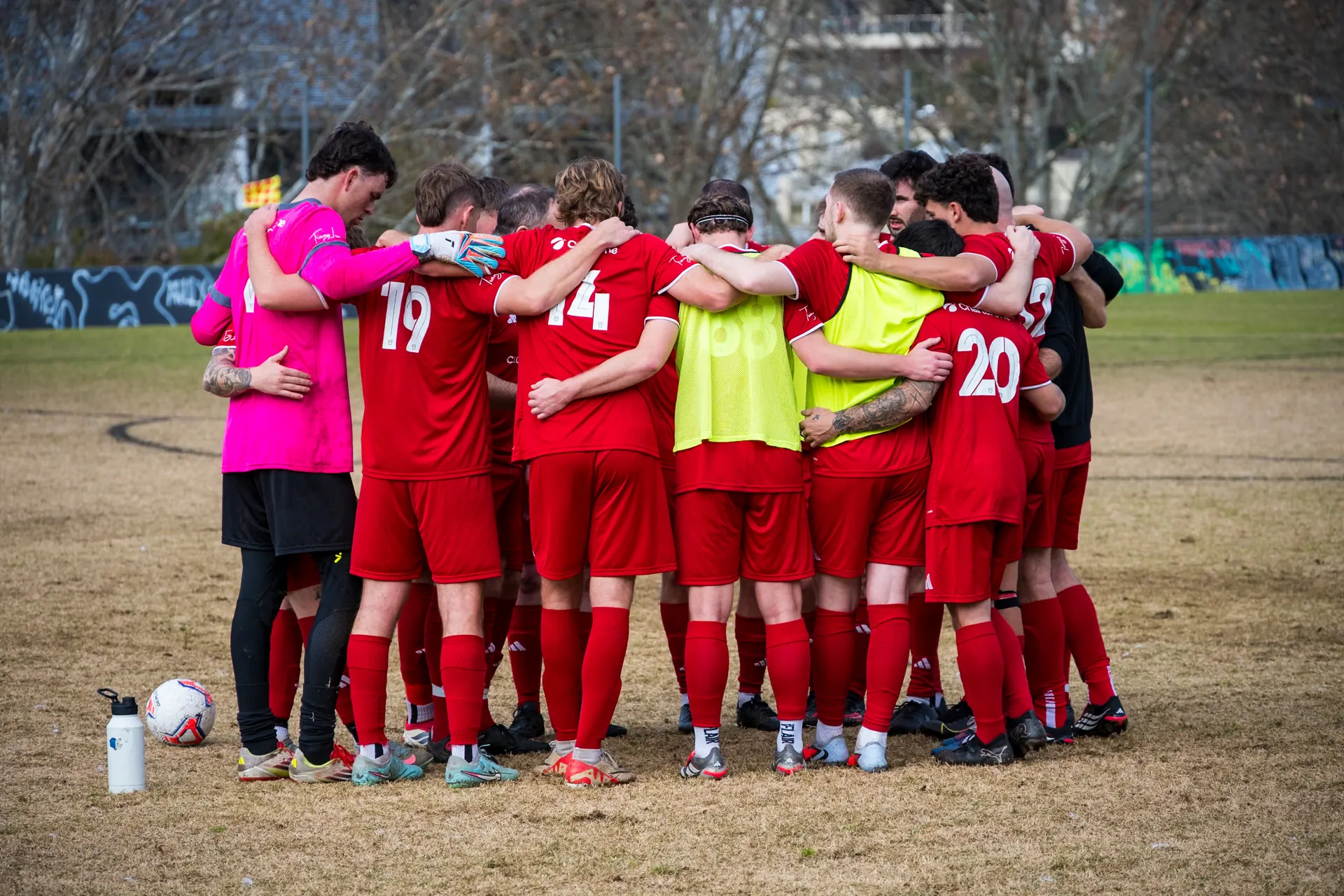 Partido de fútbol con el skyline de Sydney de fondo
