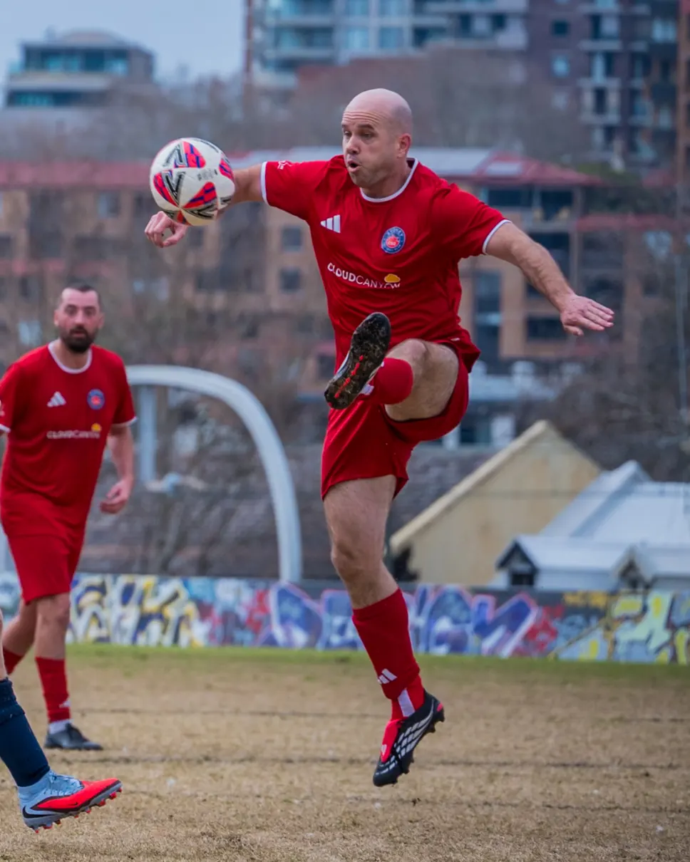 Jugador de fútbol en una cancha del centro de Sydney