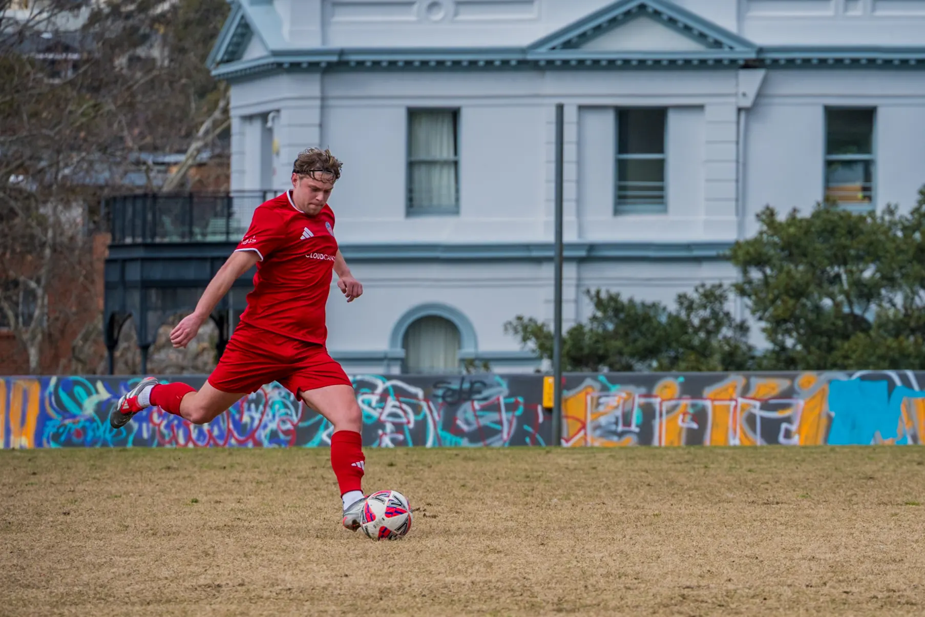 Duelo por el balón en una cancha del centro de Sydney