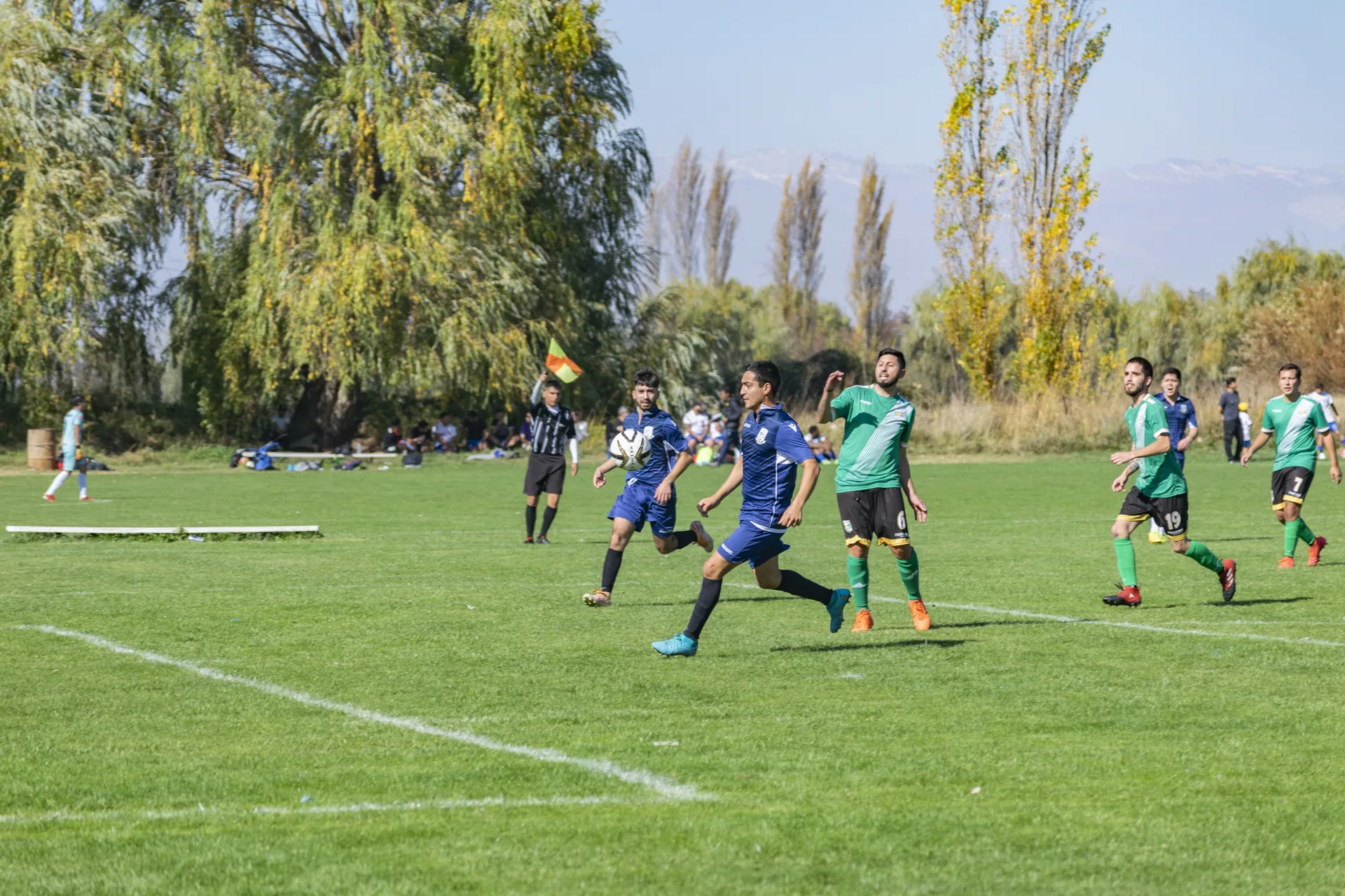 Jugada de fútbol en pleno partido
