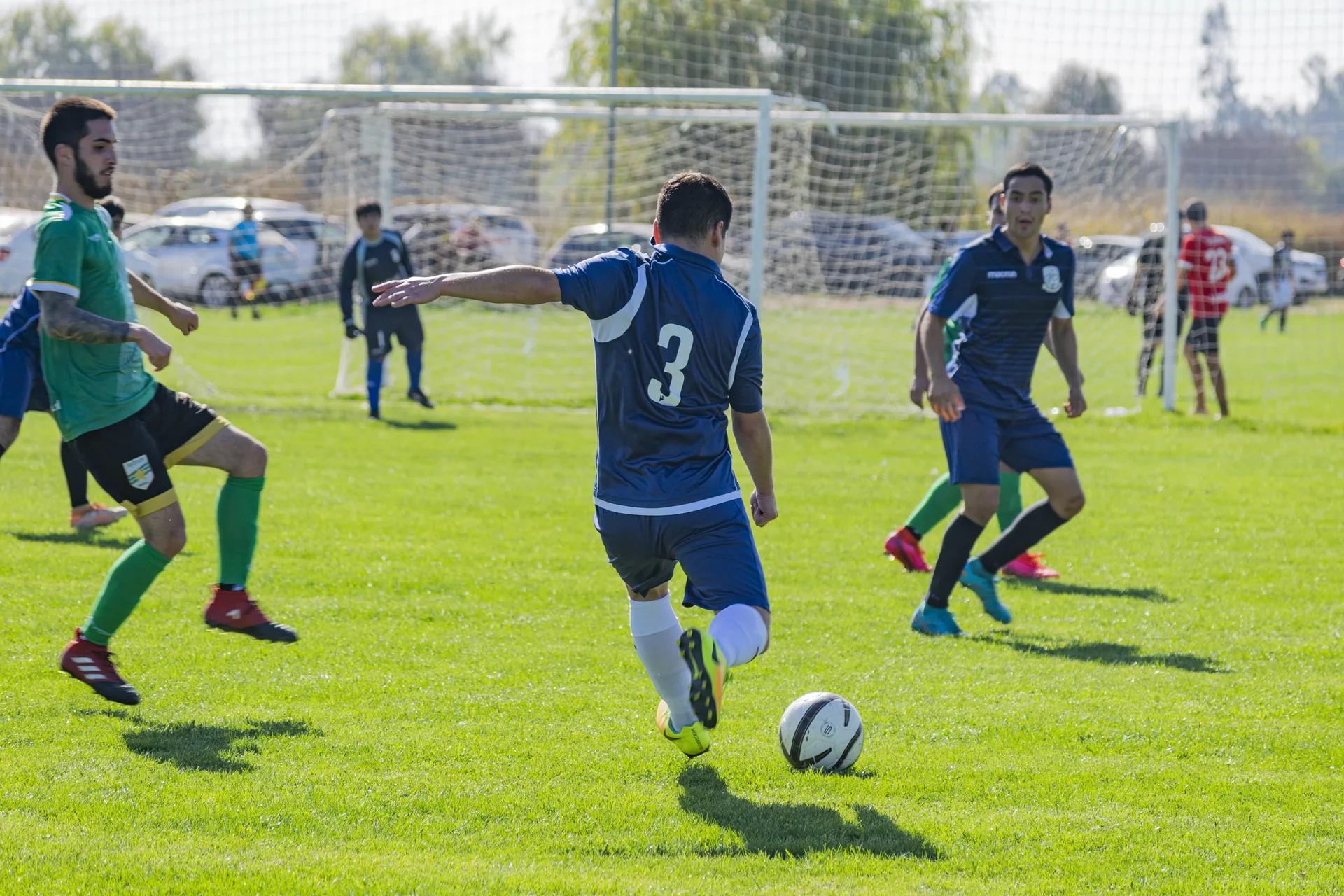 Jugador a punto de rematar frente al arco