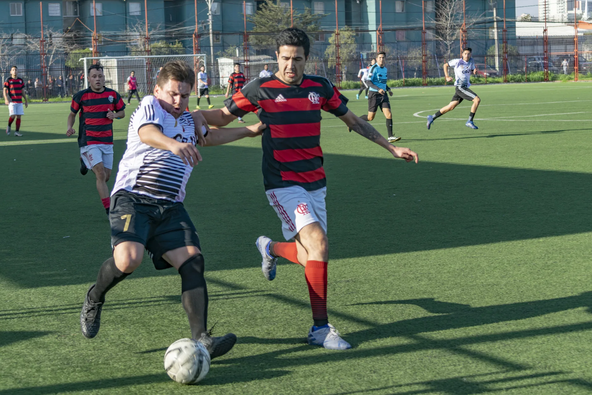 Marca cuerpo a cuerpo en la disputa por el balón