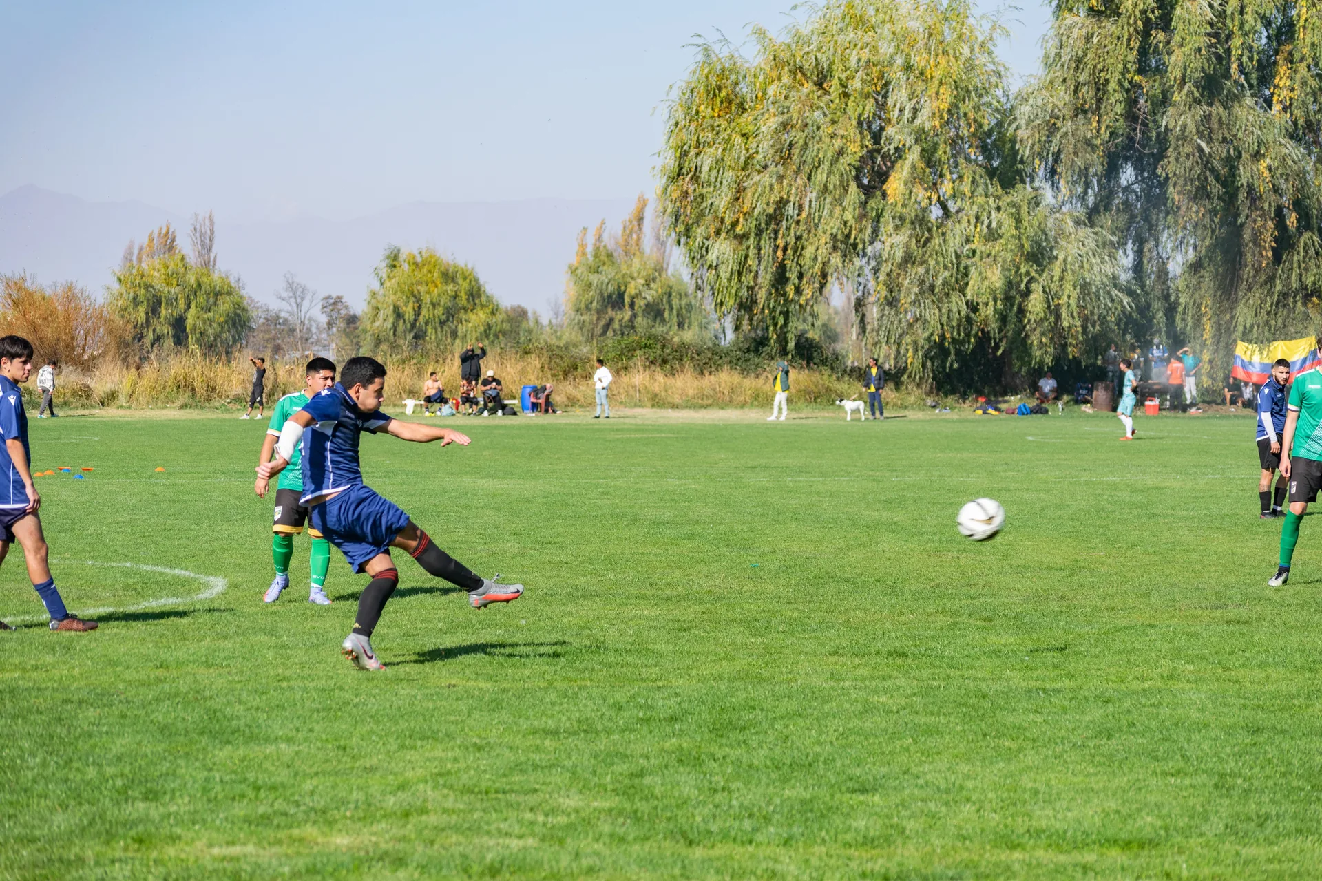 Jugador rematando con toda la cancha de fondo