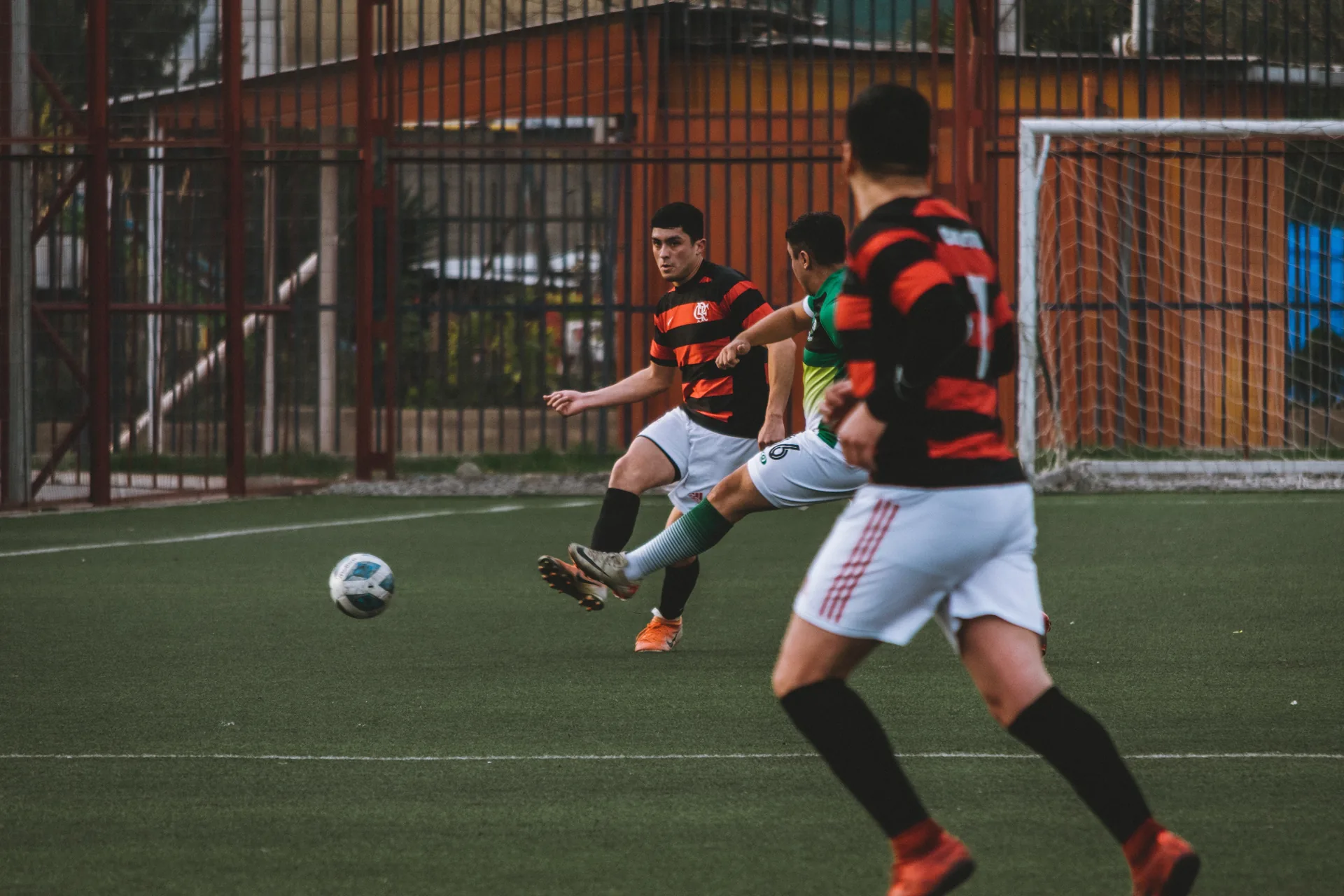 Jugada de pase en movimiento durante un partido de fútbol