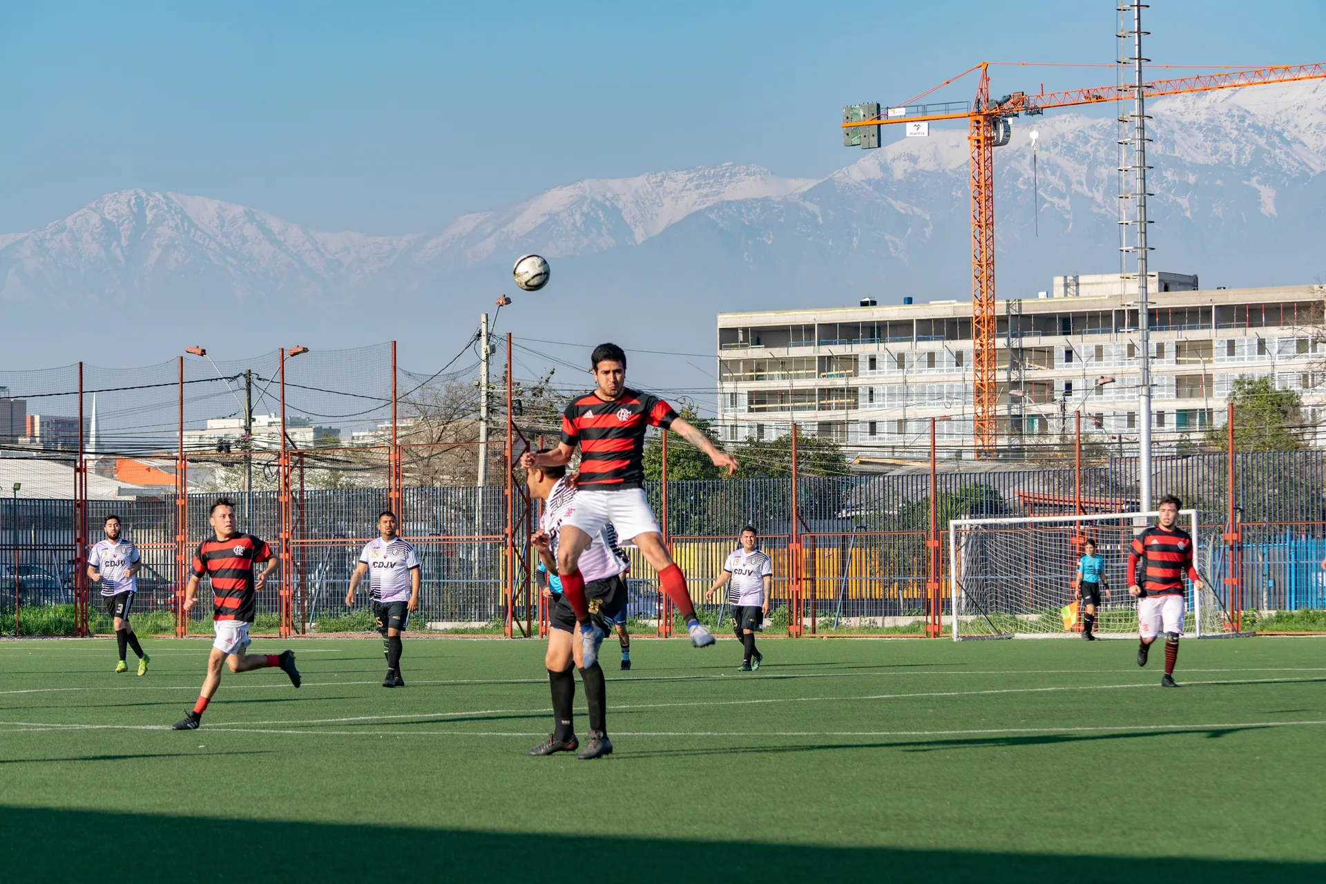 Disputa aérea por el balón en un partido de fútbol
