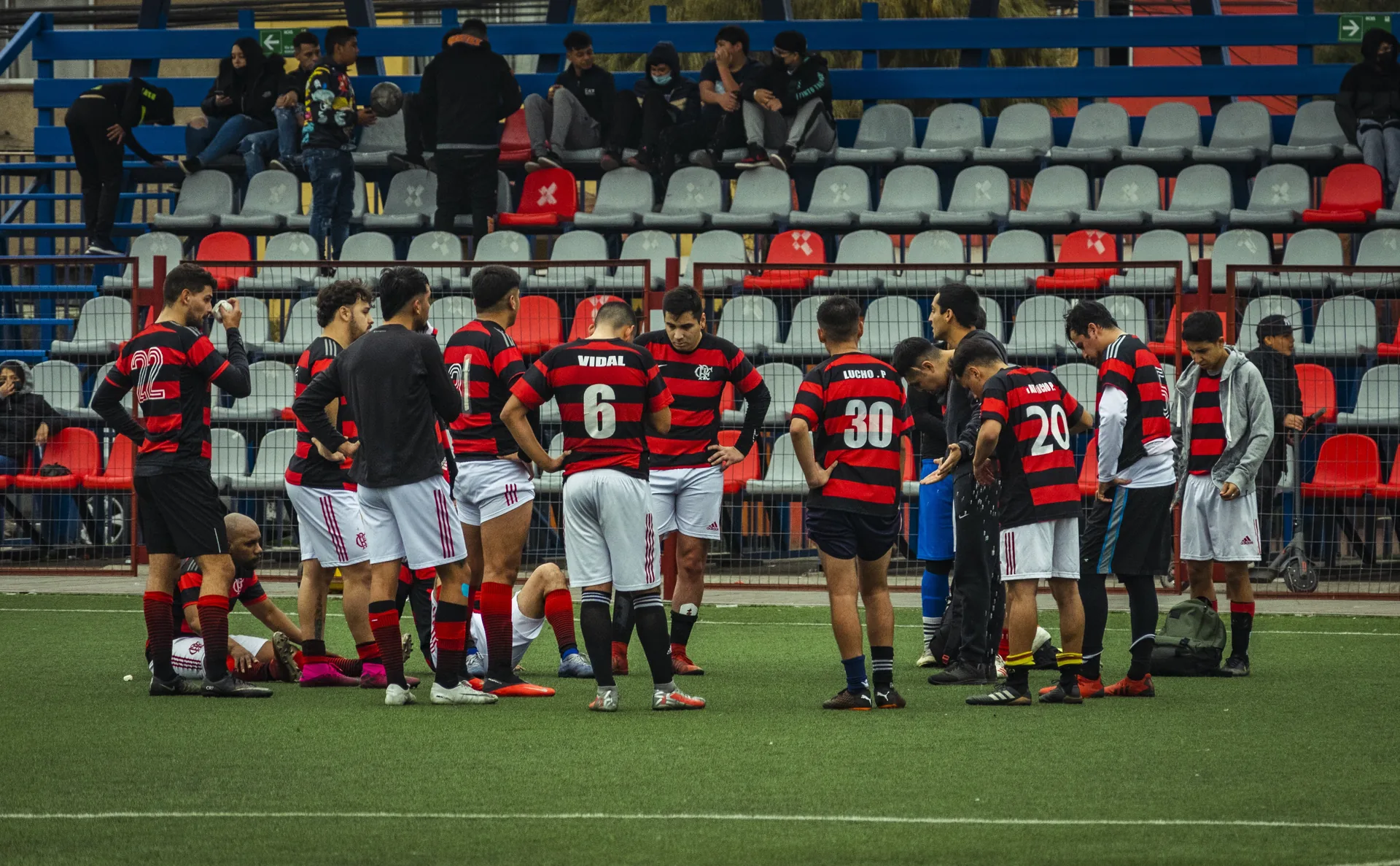 Equipo de fútbol concentrado antes de salir a la cancha
