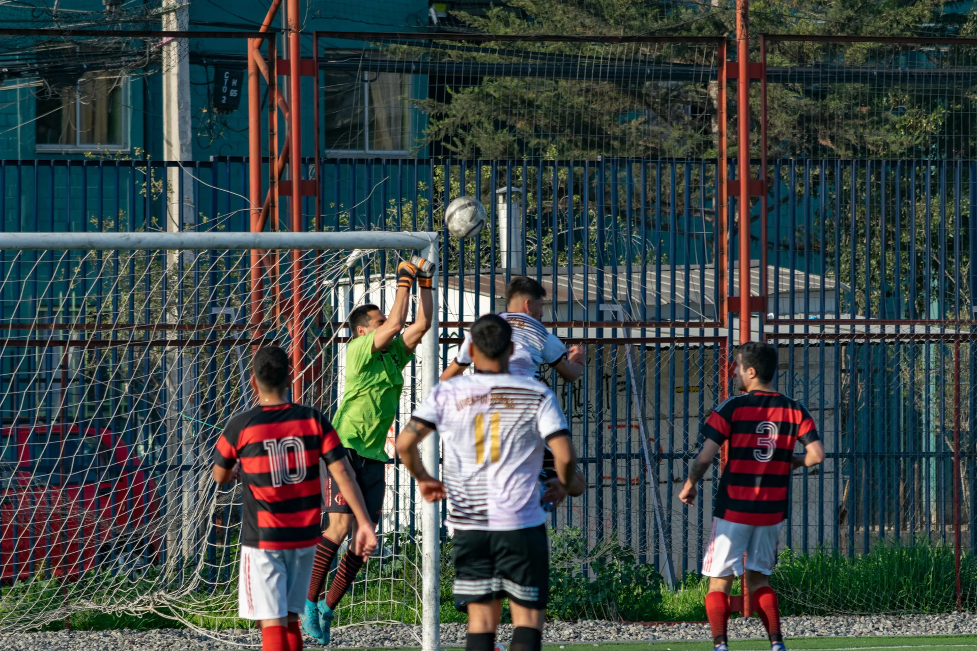 Arquero despejando el balón con los puños