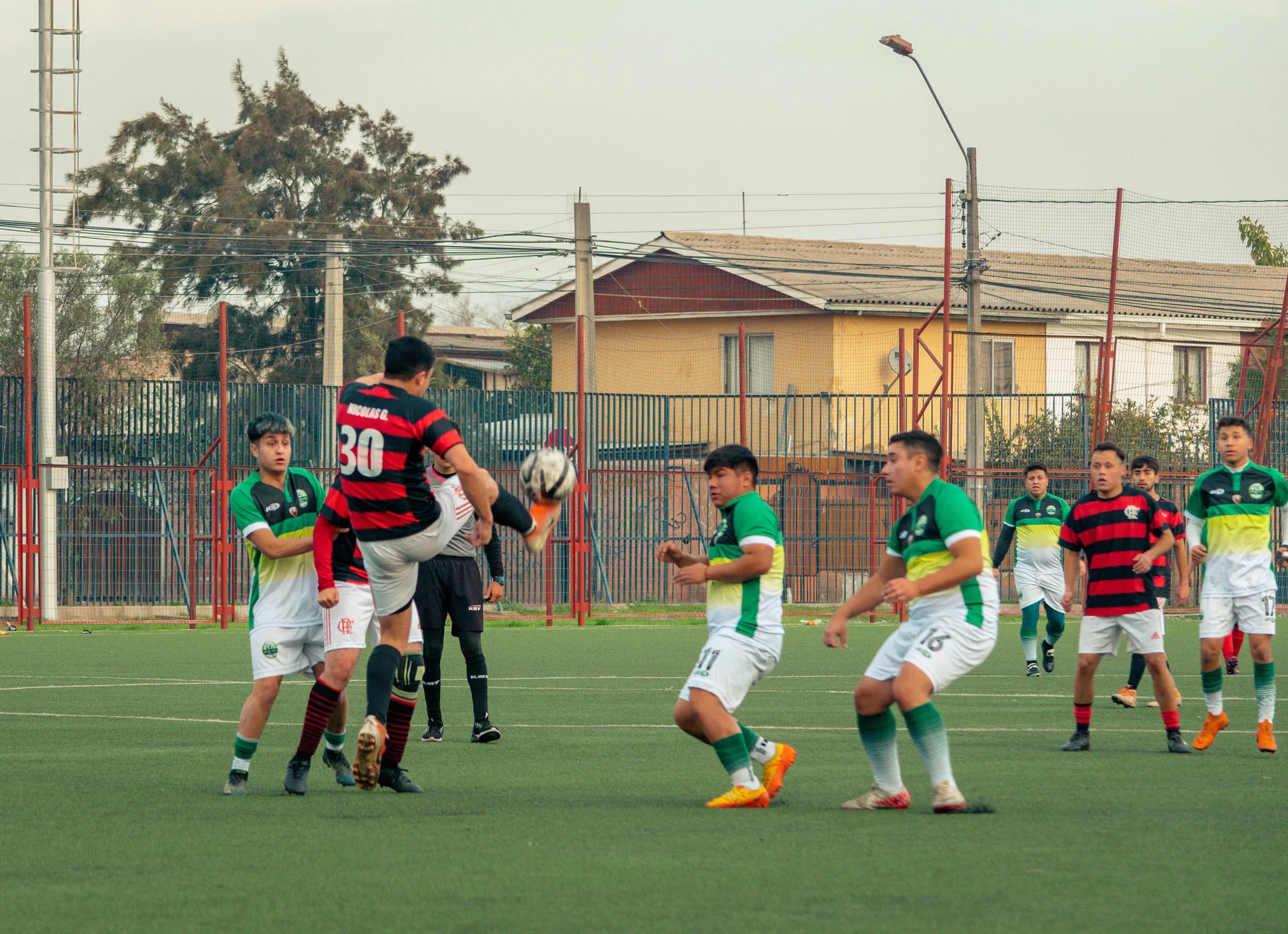 Disputa aérea por el balón al atardecer