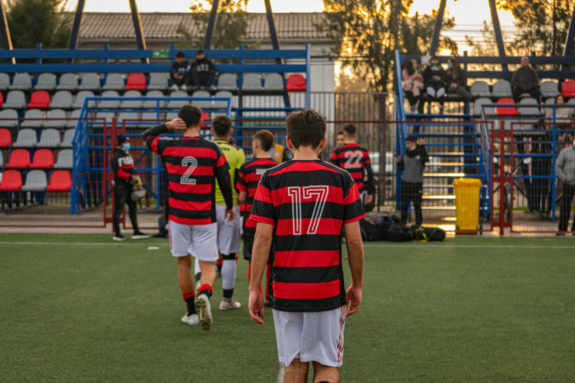 Jugadores saliendo de la cancha al finalizar el partido