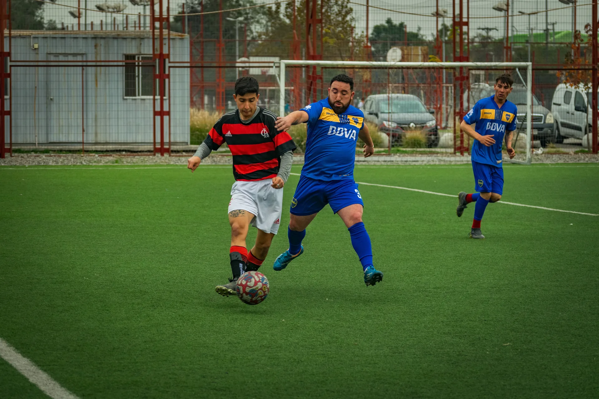 Duelo uno contra uno por el balón en pleno partido