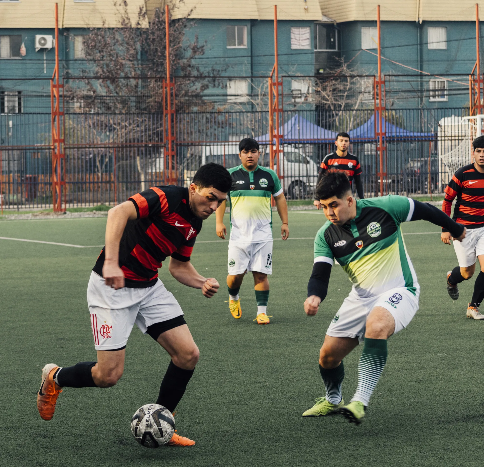 Jugador driblando a un rival en pleno partido de fútbol