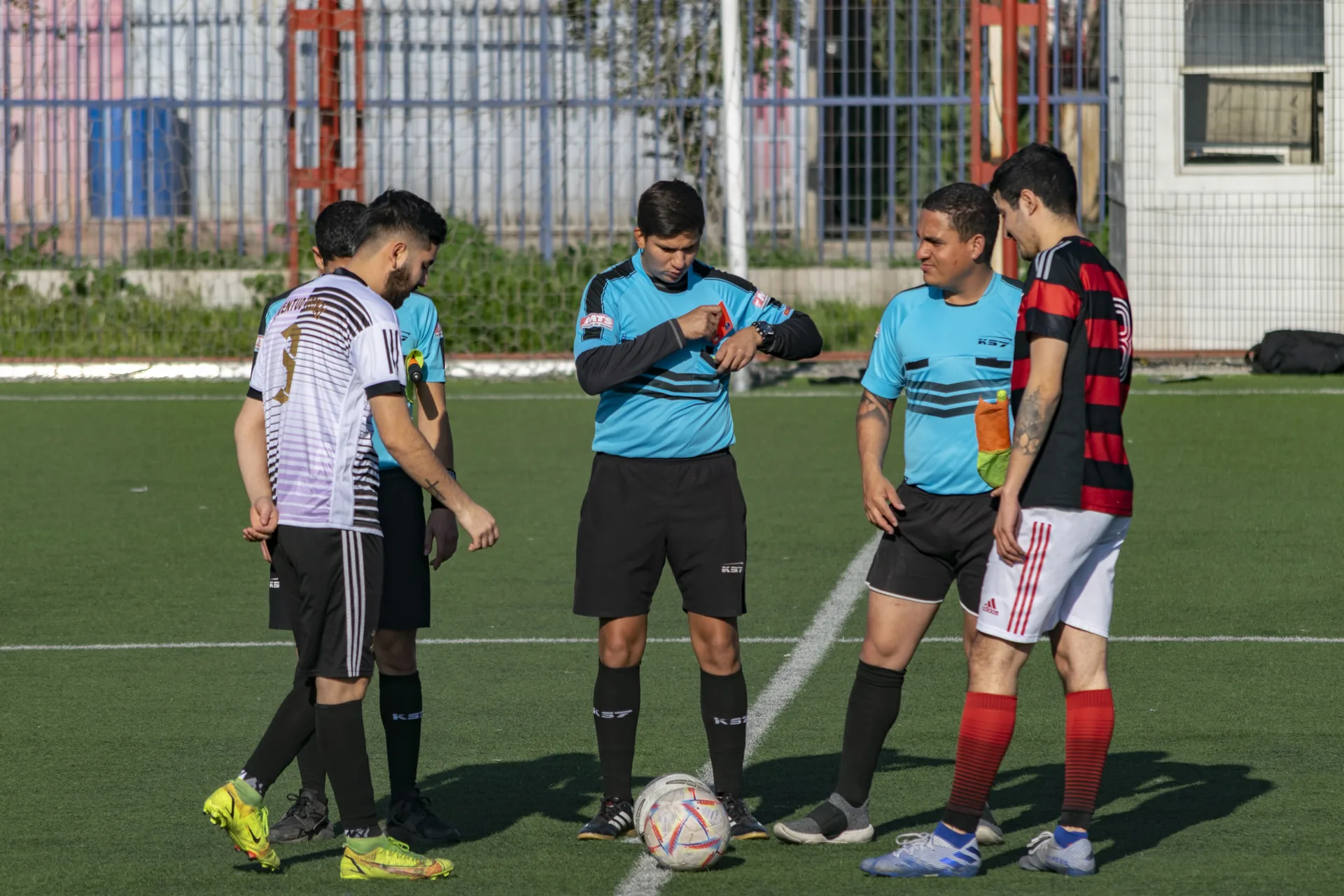 Árbitros y capitanes antes del inicio del partido