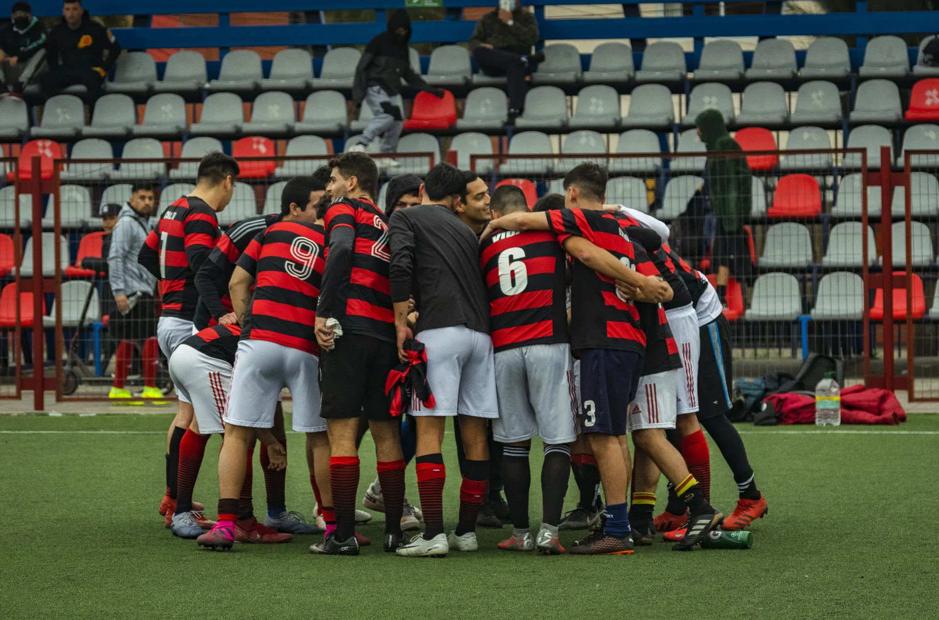 Equipo de fútbol concentrado antes del partido