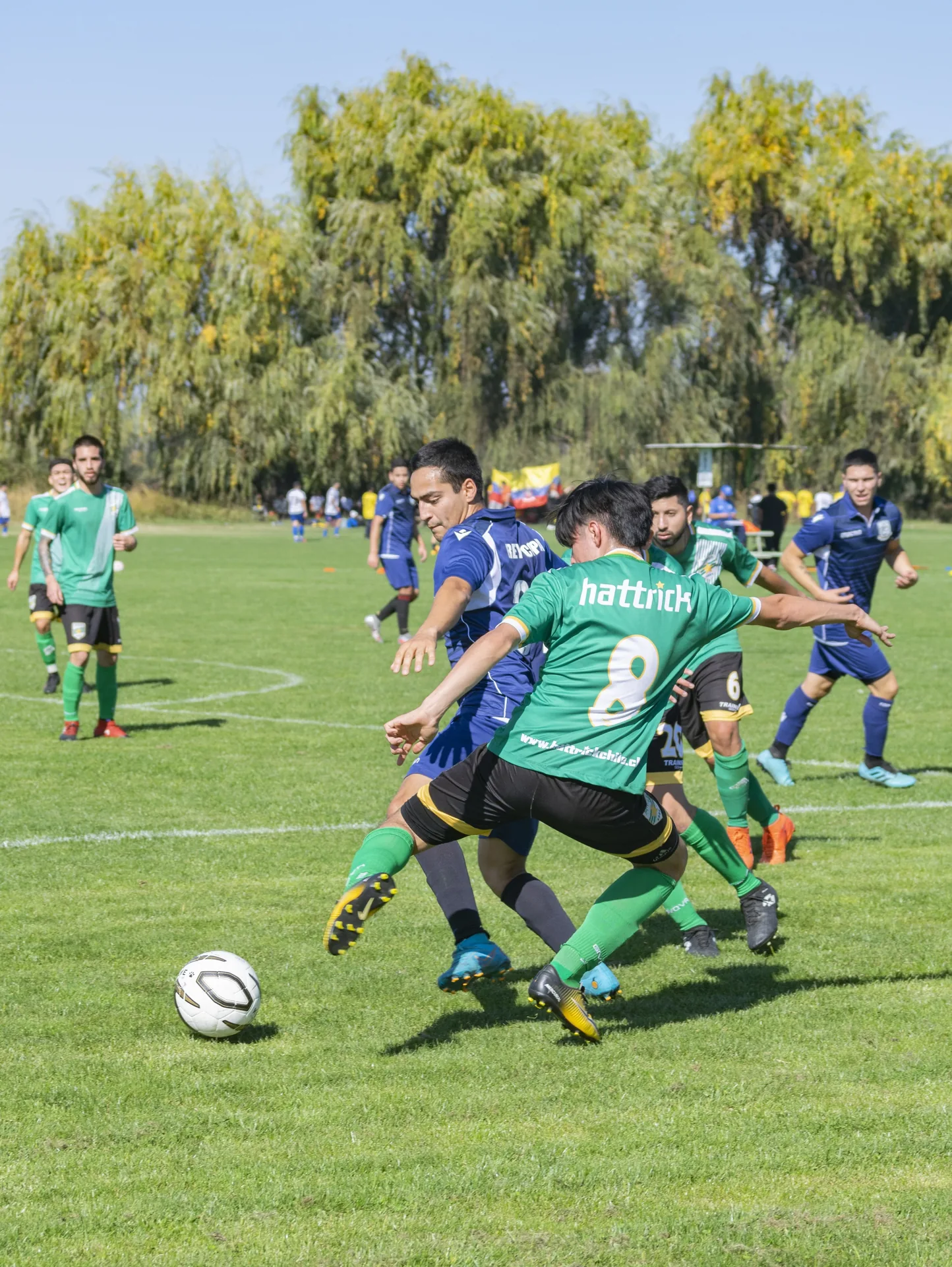 Disputa por el balón entre dos jugadores de fútbol