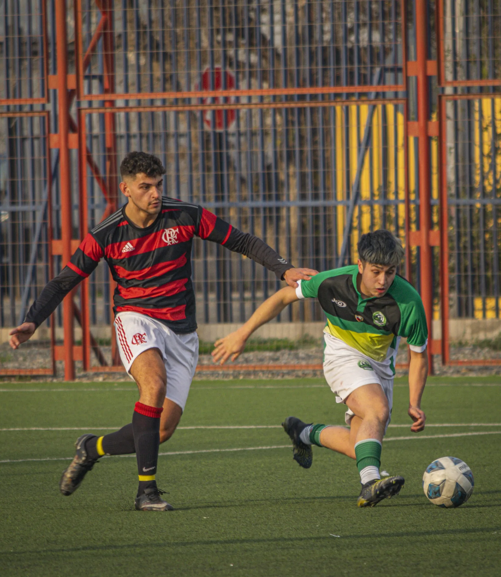Duelo uno contra uno a contraluz en un partido de fútbol