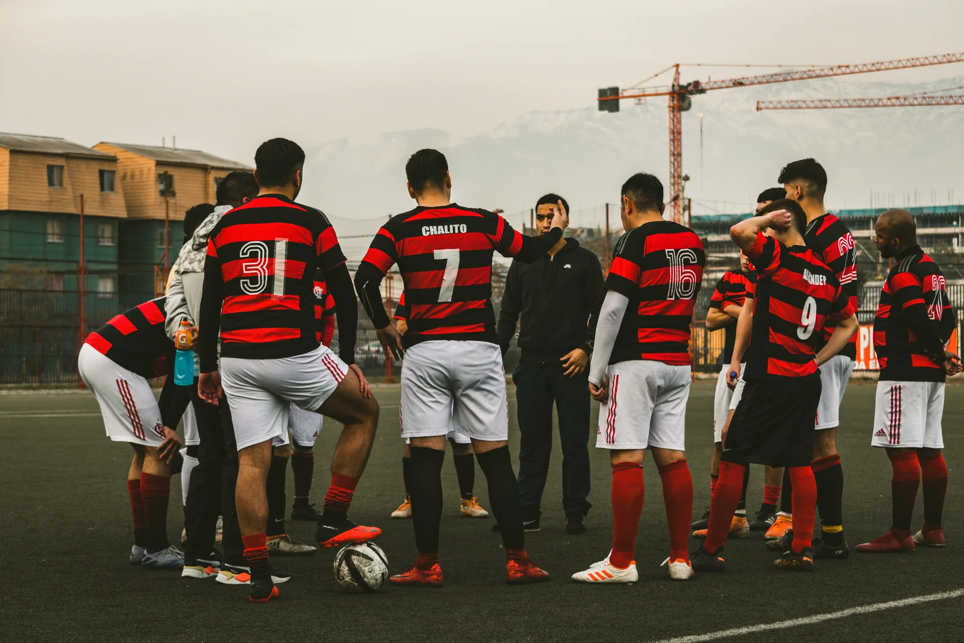 Equipo de fútbol reunido antes del partido